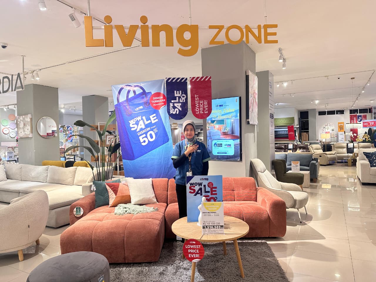 Informa Living Plaza Padang gelar WOW SALE, diskon hingga 50 persen plus promo tambahan 5 persen dan 10 persen produk display.