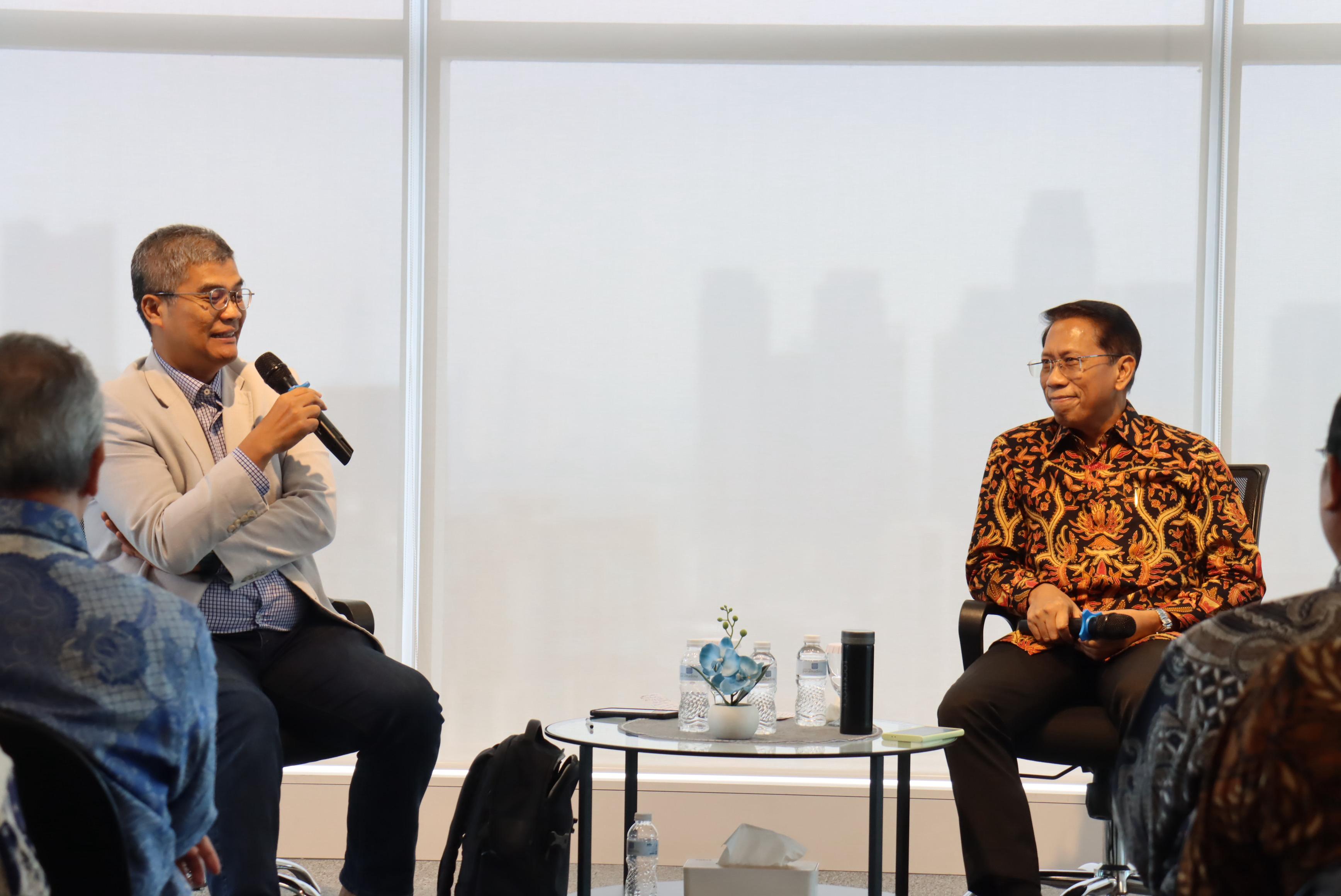 Universitas Paramadina hadirkan Dr. Didiek Hartantyo (kanan) dalam Meet The Leaders ke-8 membahas strategi transformasi PT KAI menjadi ikon kebanggaan negeri.