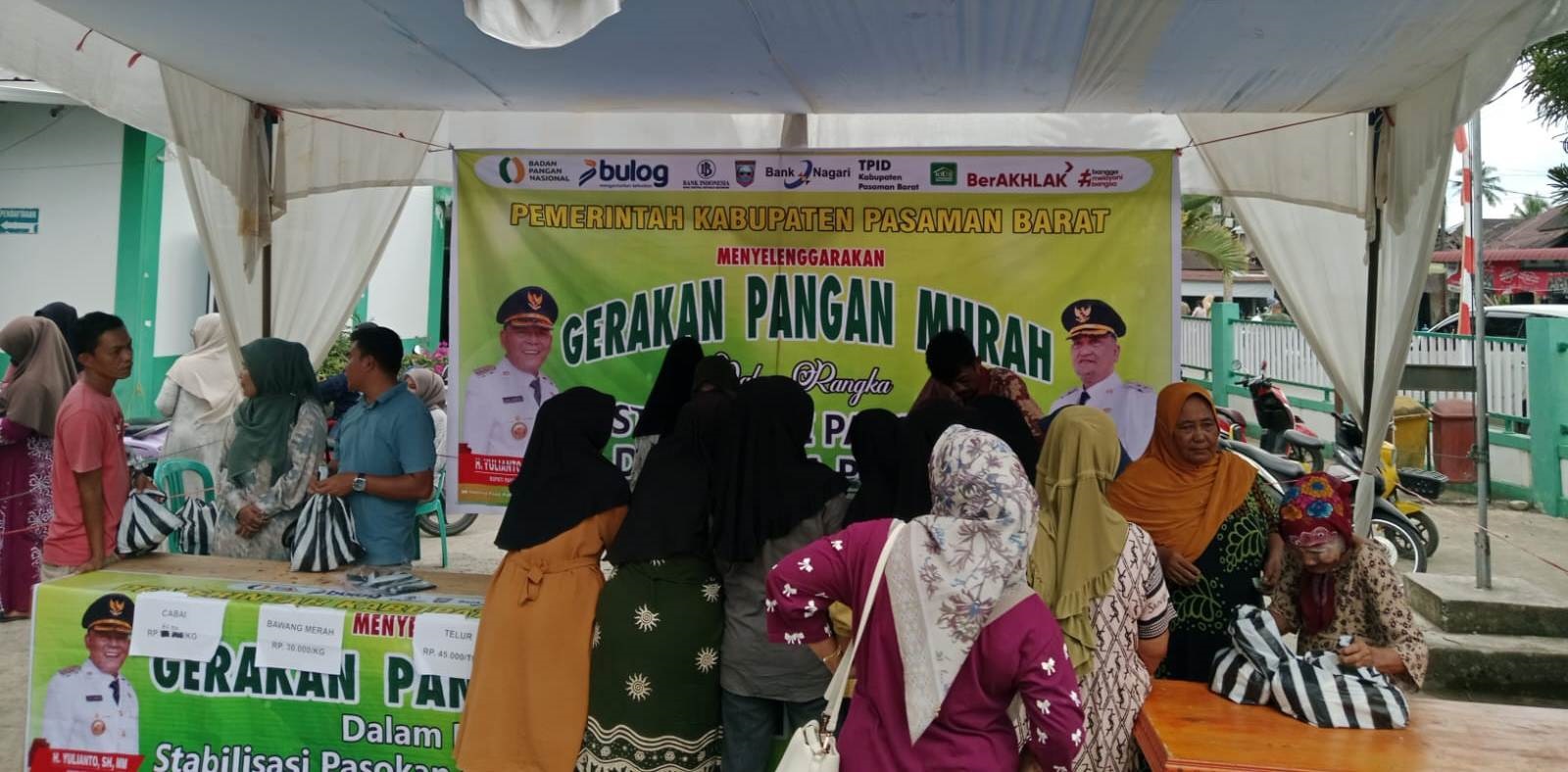 Masyarakat menyerbu stand Gerakan Pangan Murah di halaman Puskesmas Airbangis, Sabtu (20/9).