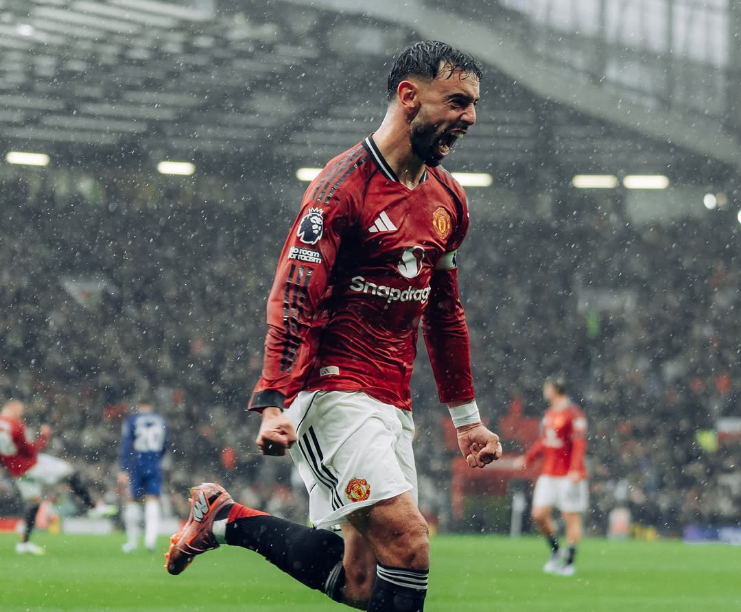 Kapten Manchester United Bruno Fernandes merayakan gol ke-100 dalam laga kontra Chelsea di Old Trafford. (Foto: IG Manchester United)