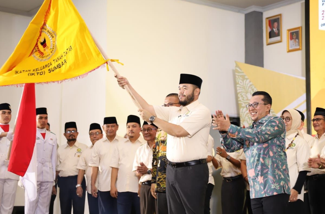 Wali Kota Padang Fadly Amran resmi dikukuhkan sebagai Ketua Umum IKTD Sumbar di Youth Center Padang. (Foto: Prokopim)