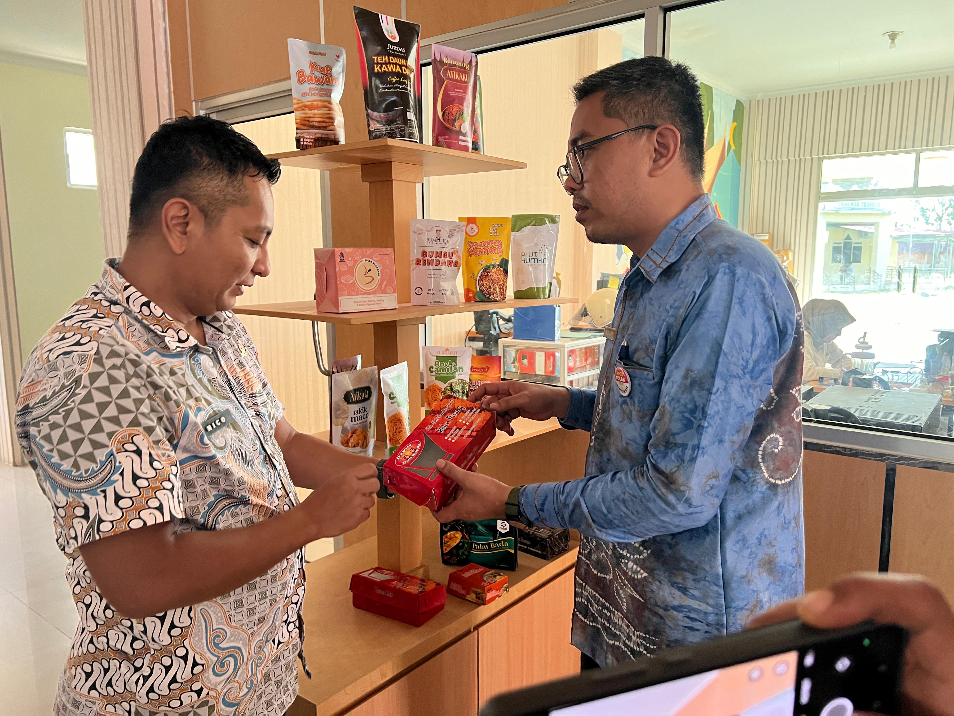 UPT PLUT KUMKM Sumbar sediakan layanan gratis desain dan cetak kemasan produk UMKM, bantu tingkatkan daya saing dan profesionalitas pelaku usaha.