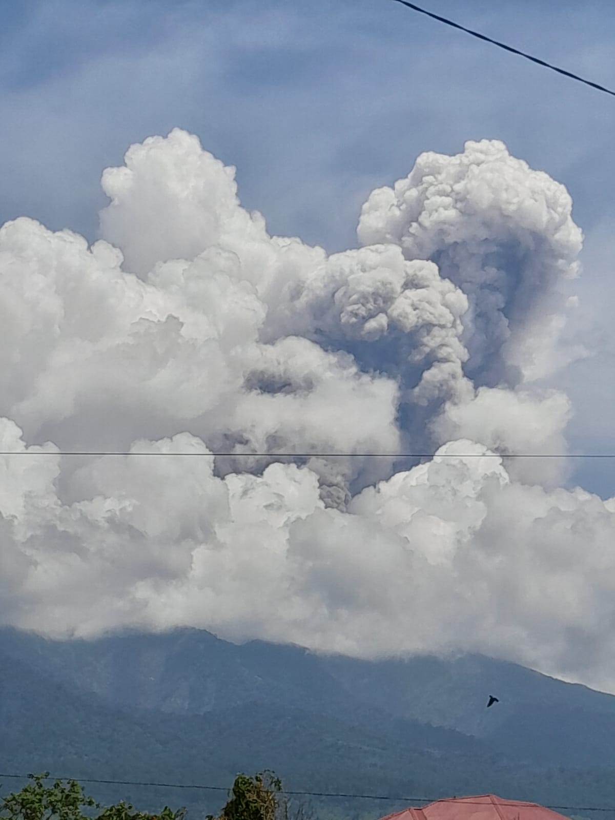 Gunung Marapi di Sumatera Barat kembali erupsi, Minggu (21/9/2025). Kolom abu setinggi 1.000 meter teramati.