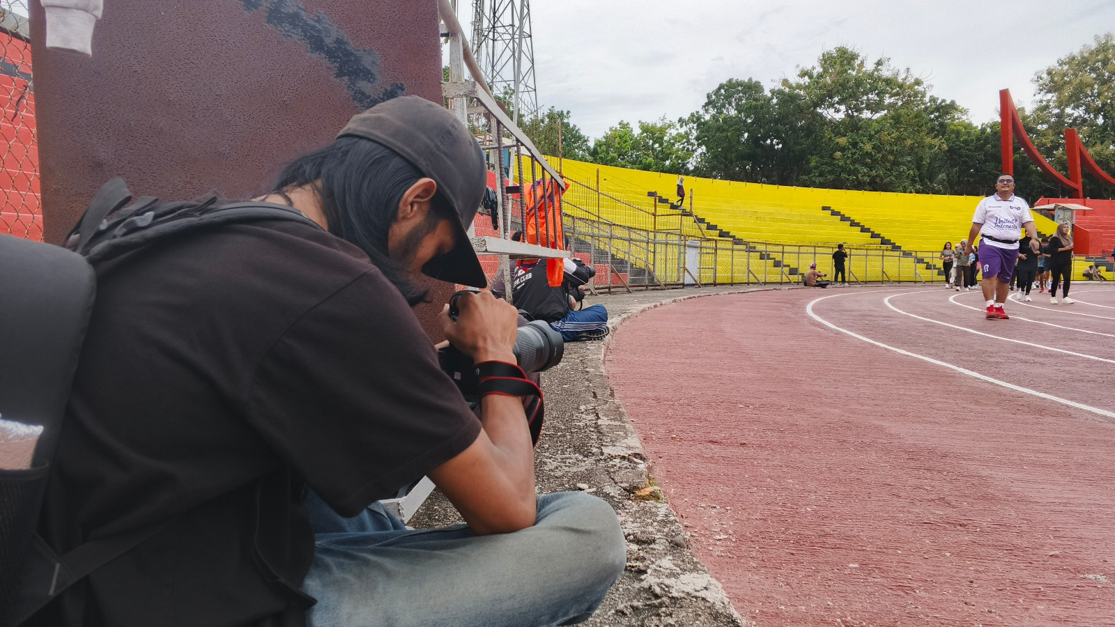 Salah seorang fotografer di GOR H. Agus Salim Padang sedang memotret pelari beberapa waktu lalu.
