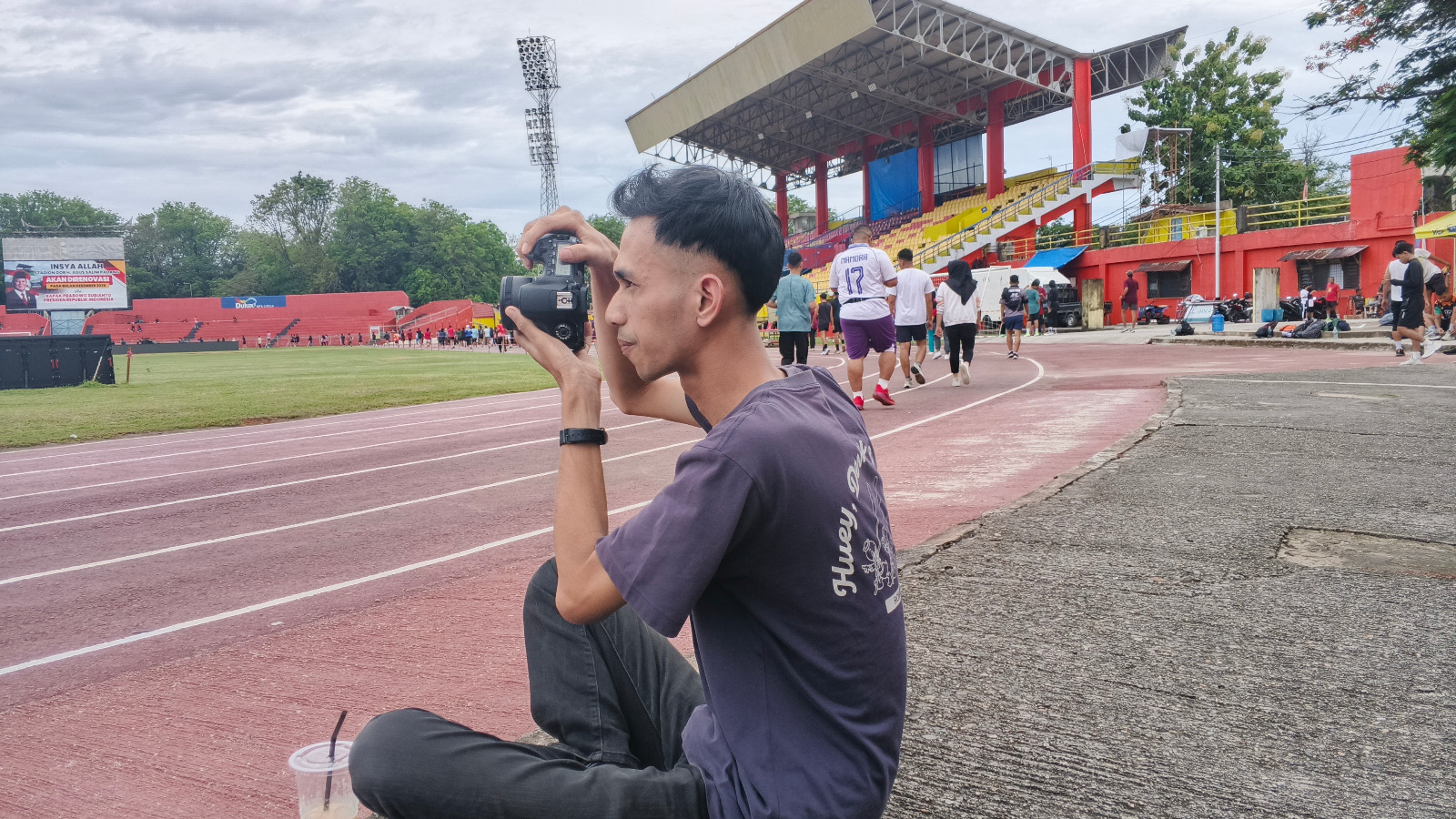 Salah seorang fotografer di GOR H. Agus Salim Padang sedang memotret pelari beberapa waktu lalu.
