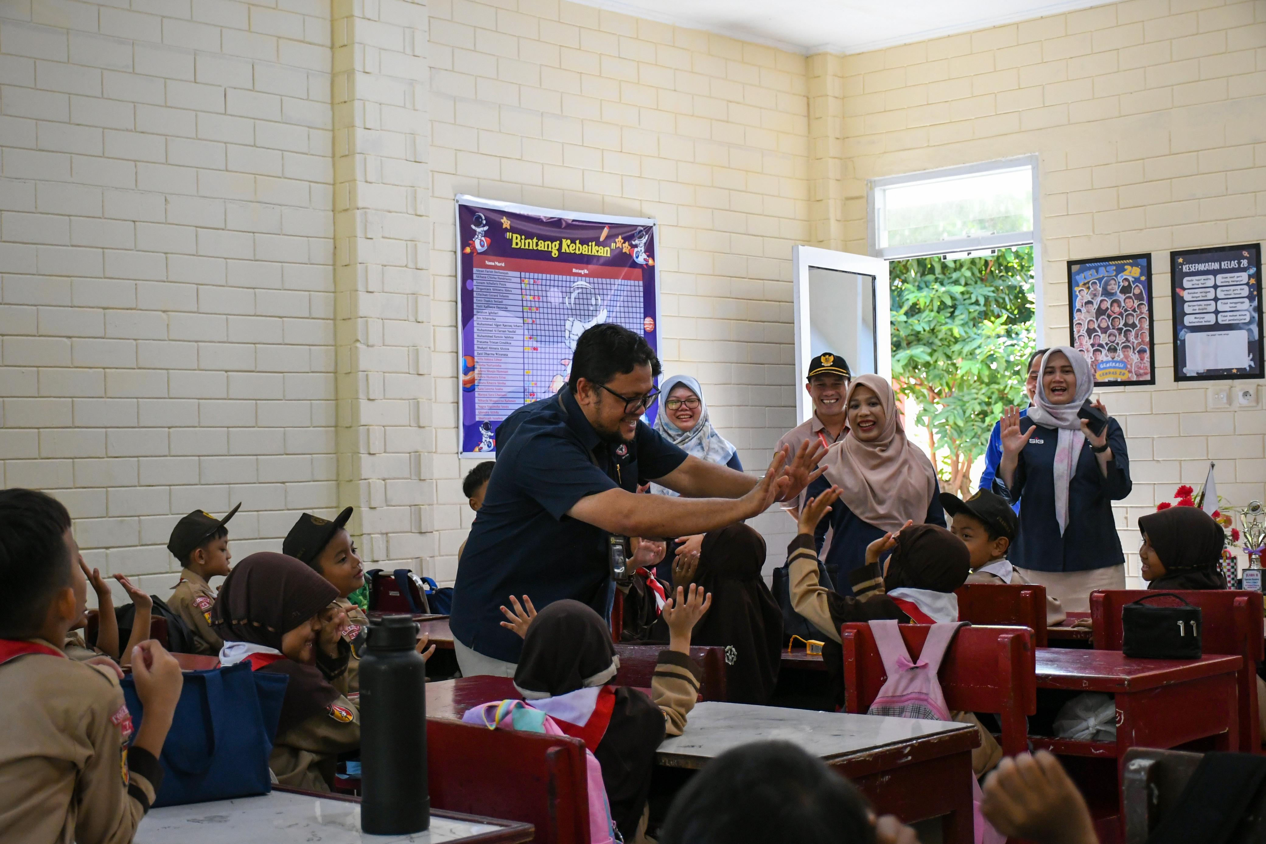 Sekretaris Perusahaan PT Semen Padang, Win Bernadino menyapa anak-anak SD Semen Padang School.