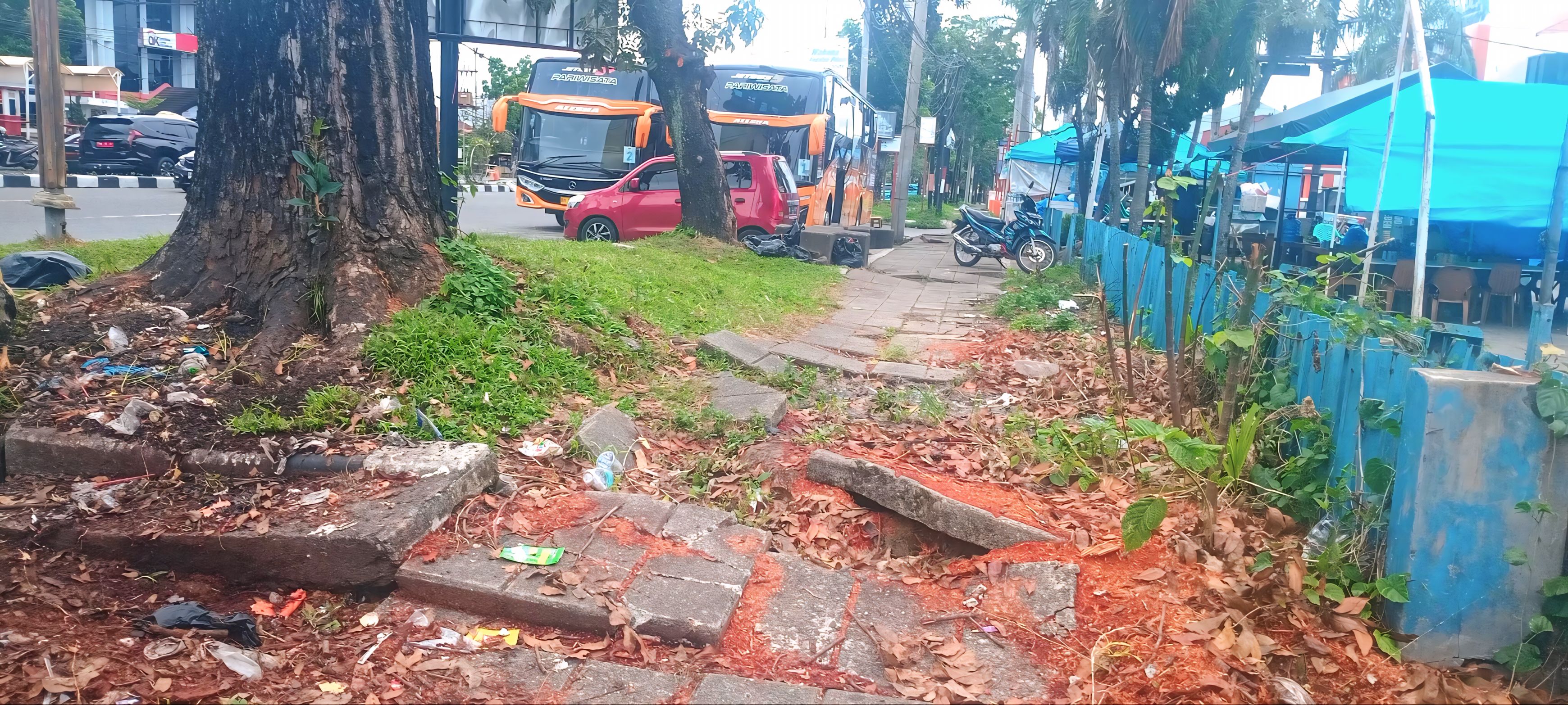 Trotoar yang rusak parah di Jalan Khatib Sulaiman tepatnya di depan Rumah Sakit Jantung, kemarin.