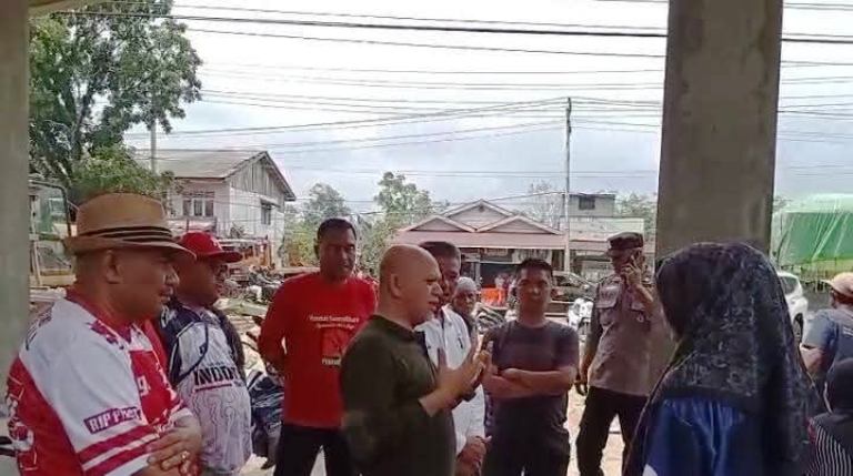 Plt Kepala Dinas PUPR Catur Ebyandri berdialog dengan warga. (Dok. Kominfo Dharmasraya)