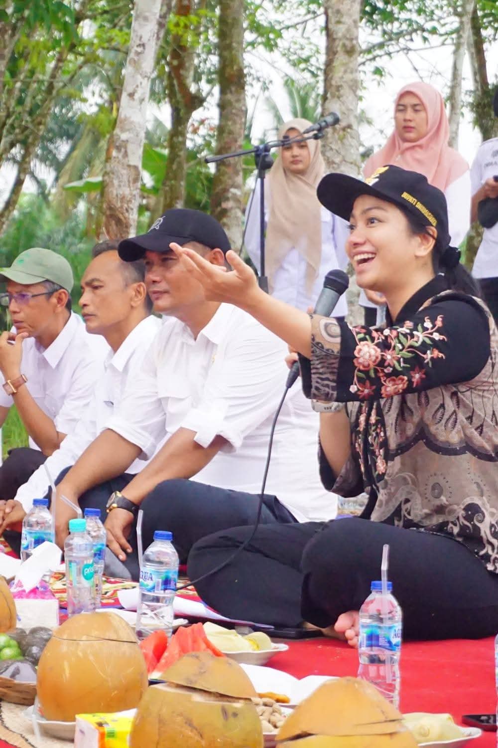 Bupati Dharmasraya Annisa Suci Ramadhani bersama Kepala Dinas Kominfo,&nbsp;Darisman.