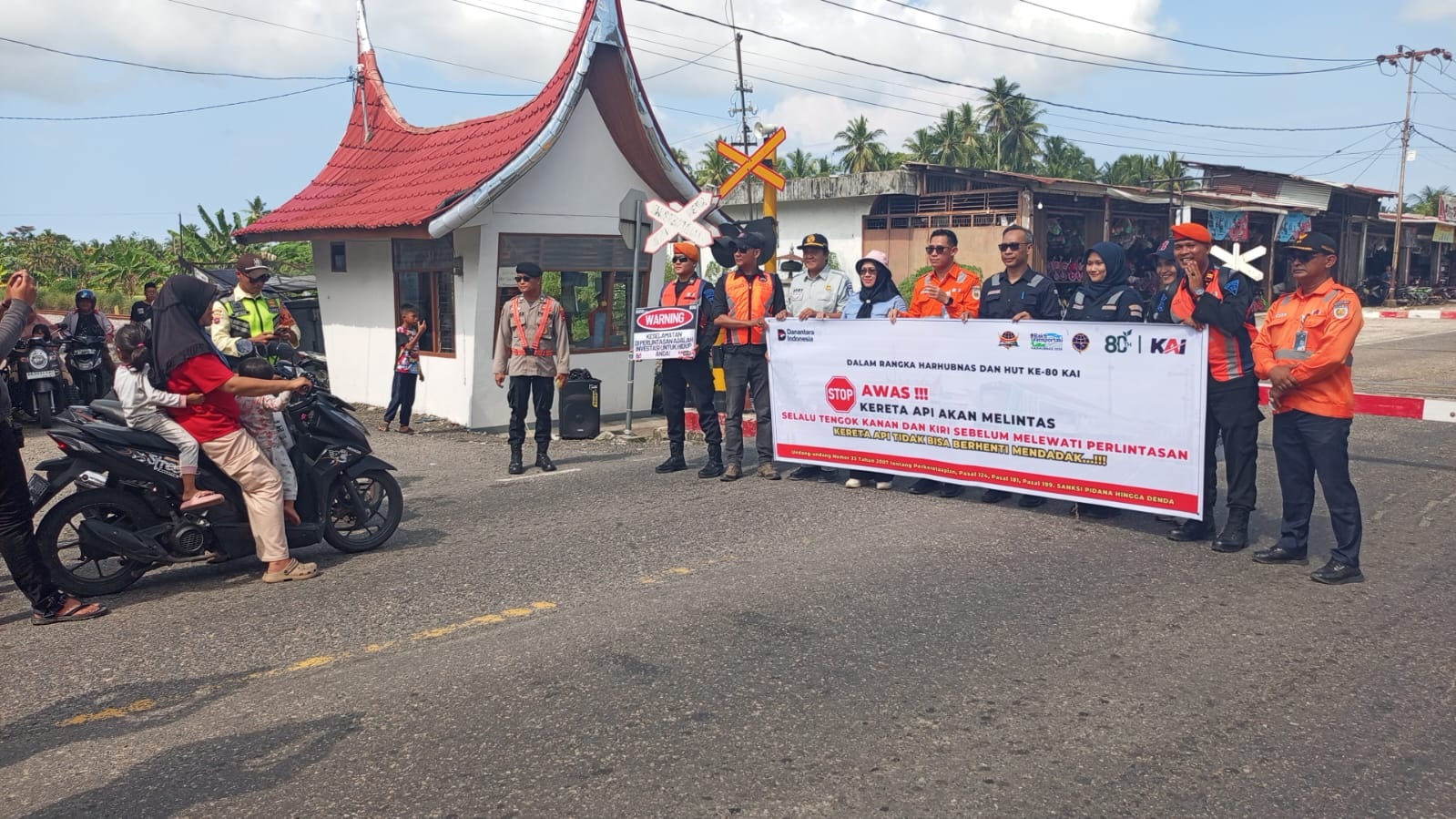 EDUKASI: Keselamatan berlalu lintas di perlintasan sebidang ketika disosialisasikan di Lubukalung, Sabtu (20/9).