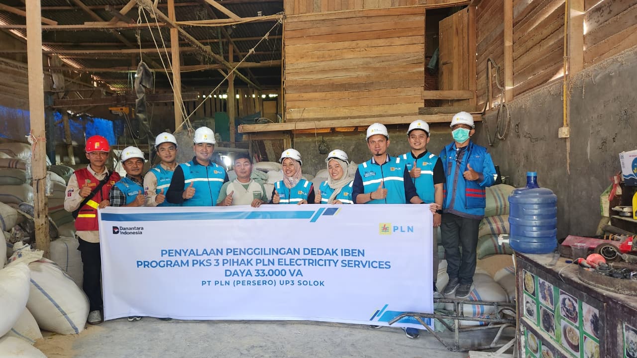 PLN UP3 Solok nyalakan listrik 33.000 VA untuk Penggilingan Dedak Iben, dorong produktivitas, efisiensi, dan wujudkan operasional ramah lingkungan sambut Hari Kesaktian Pancasila.