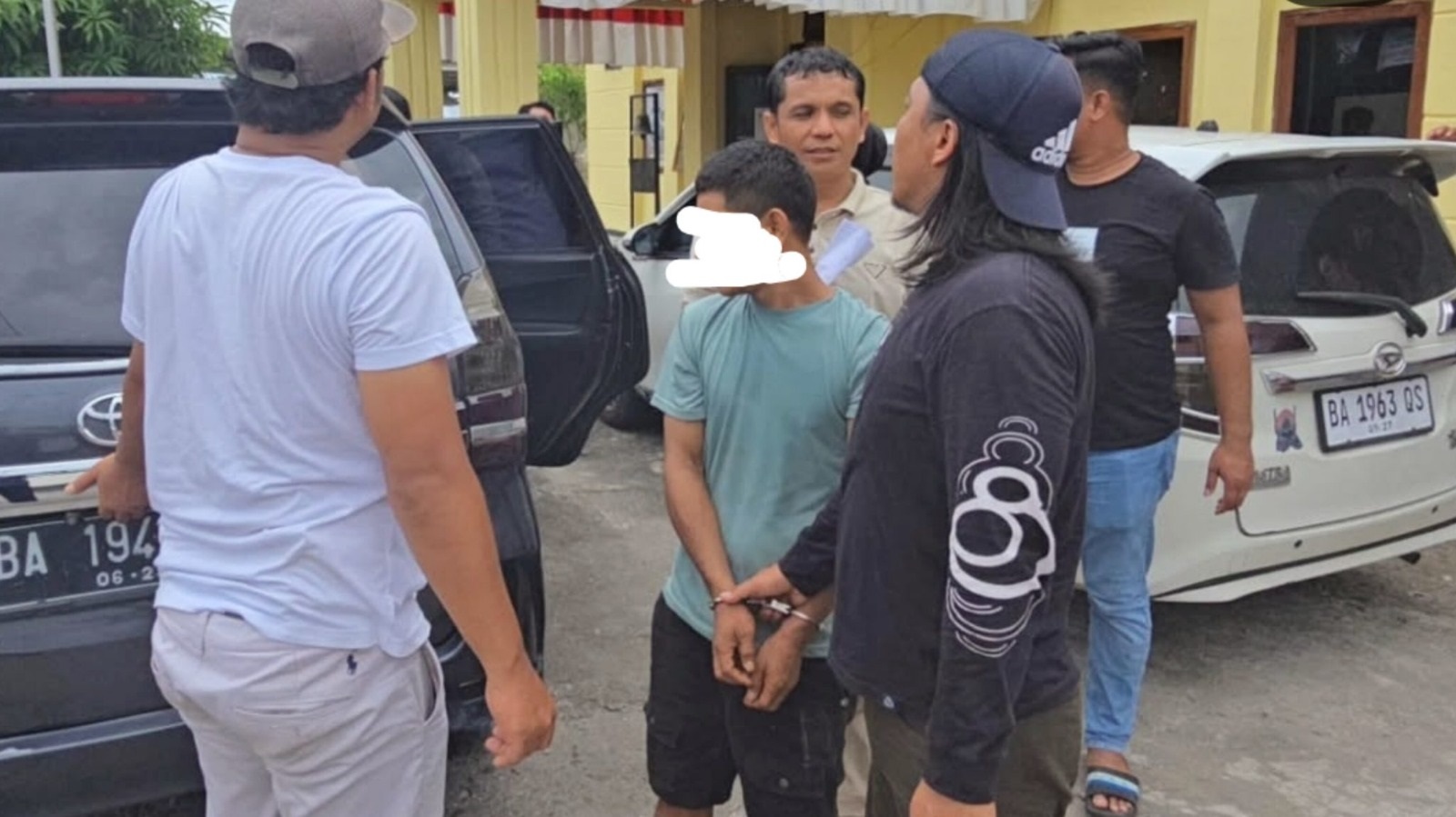TIDAK BERKUTIK: Tim Opsnal Gagak Hitam Satreskrim Polres Padangpariaman saat hendak menggiring tersangka Y ke sel tahanan di Mapolres Padangpariaman.
