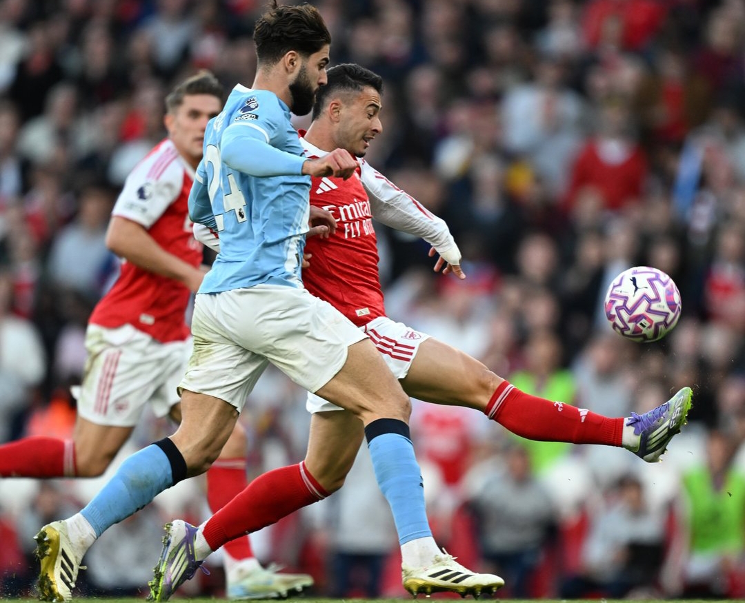 Gabriel Martinelli menjebol gawang Manchester City pada masa tambahan waktu, memastikan hasil imbang 1-1 bagi Arsenal.(Foto: X Arsenal)