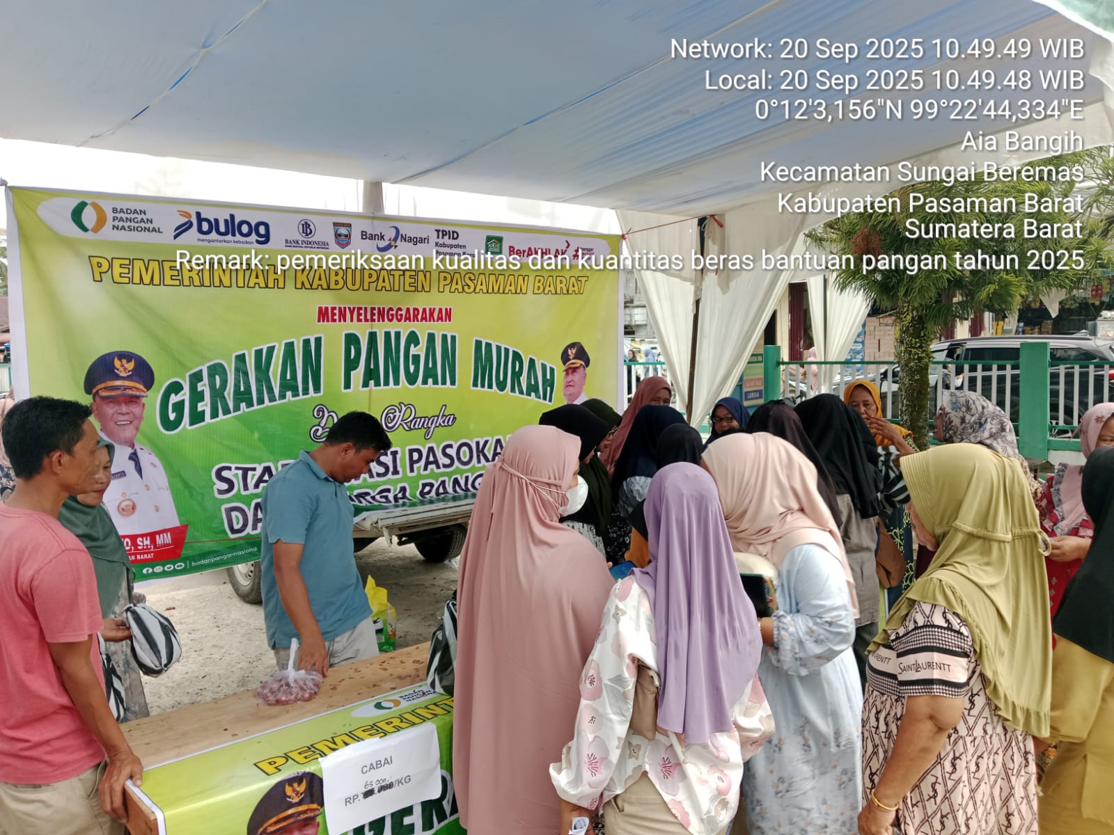 Kerumunan warga Airbangis Pasbar berbelanja di pasar murah di halaman Puskesmas Airbangis. Warga berharap pasar murah berlanjut.