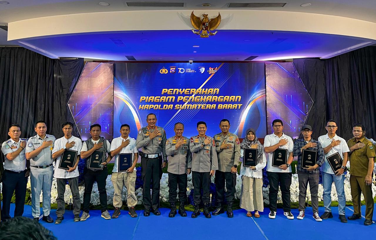 Para pemenang lomba fotografi yang diselenggarakan oleh Direktorat Lalu Lintas Polda Sumbar bersama Perwata Foto Indonesia (PFI) Padang resmi diumumkan. Ada tujuh foto terbaik yang dipilih dewan juri.