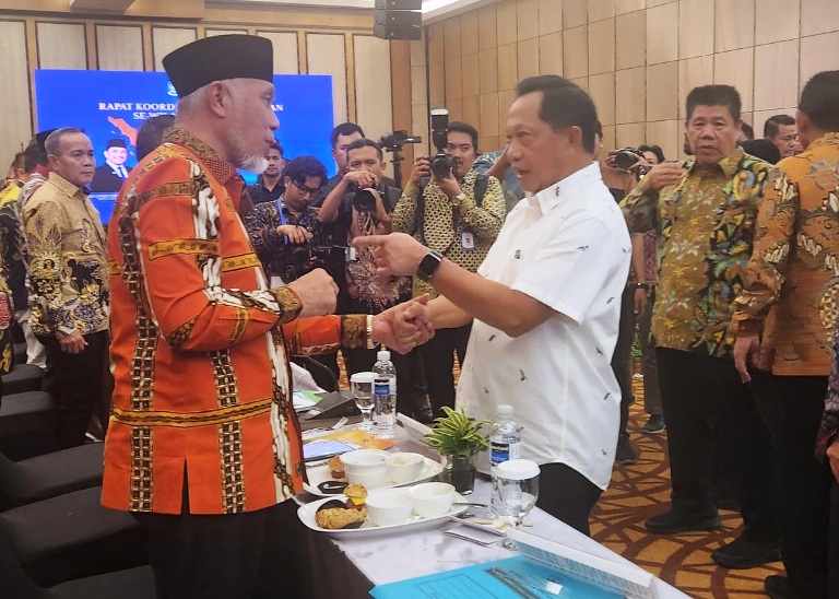 CAPAIAN POSITIF: Gubernur Sumatera Barat, Mahyeldi Ansharullah, bersama Mendagri saat mengikuti rapat koordinasi pemerintahan se- Sumatera di Batam, Kepulauan Riau, Minggu (21/9).
