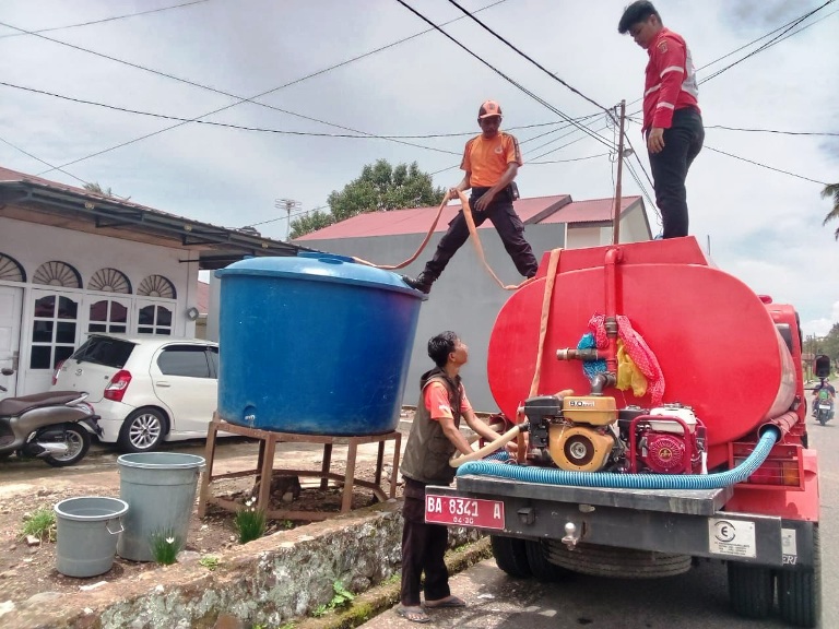 KEMARAU PANJANG: Petugas BPBD Agam bersama unsur gabungan melakukan distribusi air bersih ke wilayah terdampak kekeringan di Kecamatan Ampekangkek dan Canduang, Sabtu (20/9).