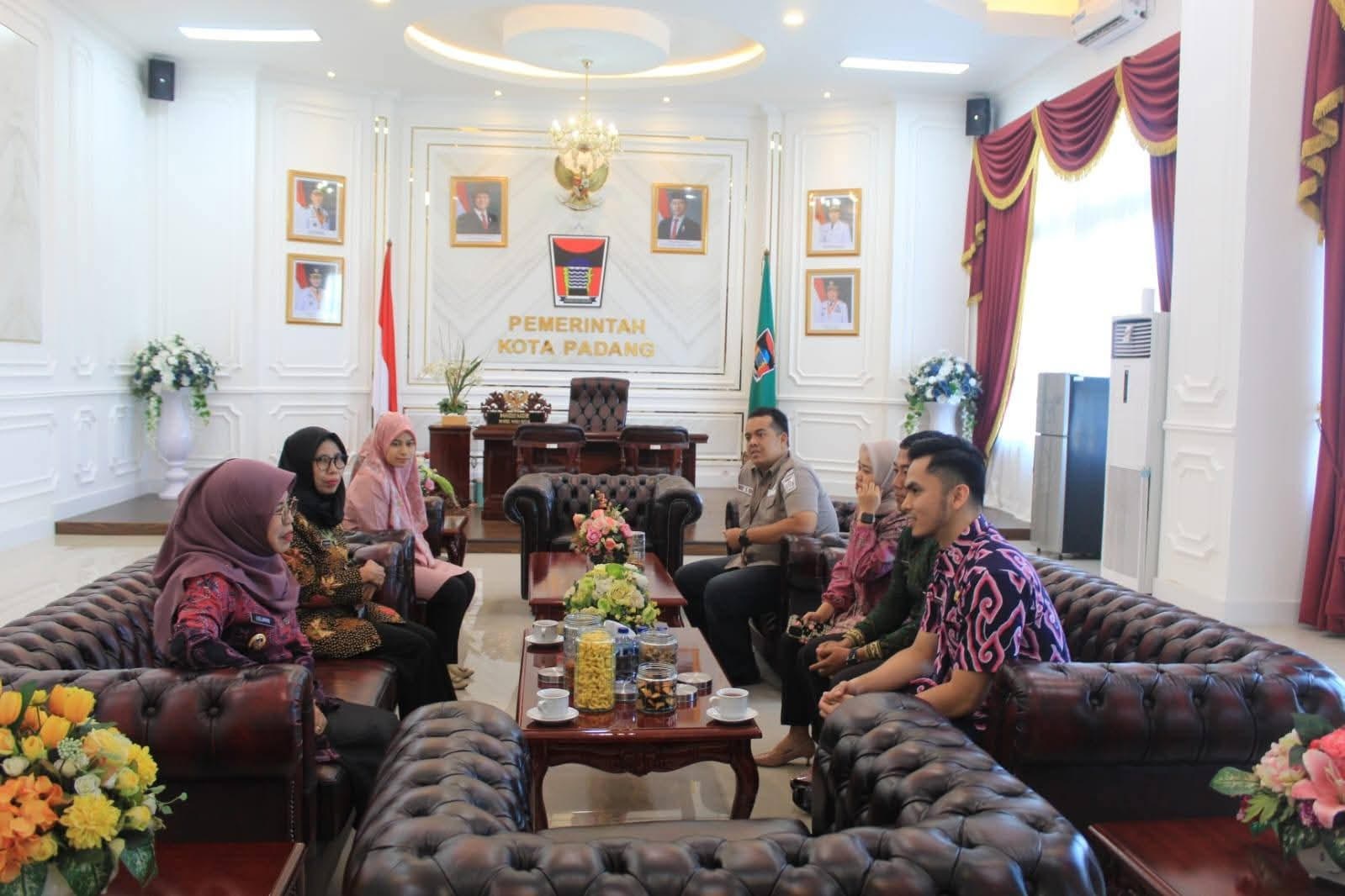 SINERGI: Wakil Bupati Dharmasraya, Leli Arni, melakukan kunjungan silaturahmi dan konsultasi dengan perwakilan Pemerintah Kota Padang di Balai Kota Padang, membahas penguatan peran majelis taklim.