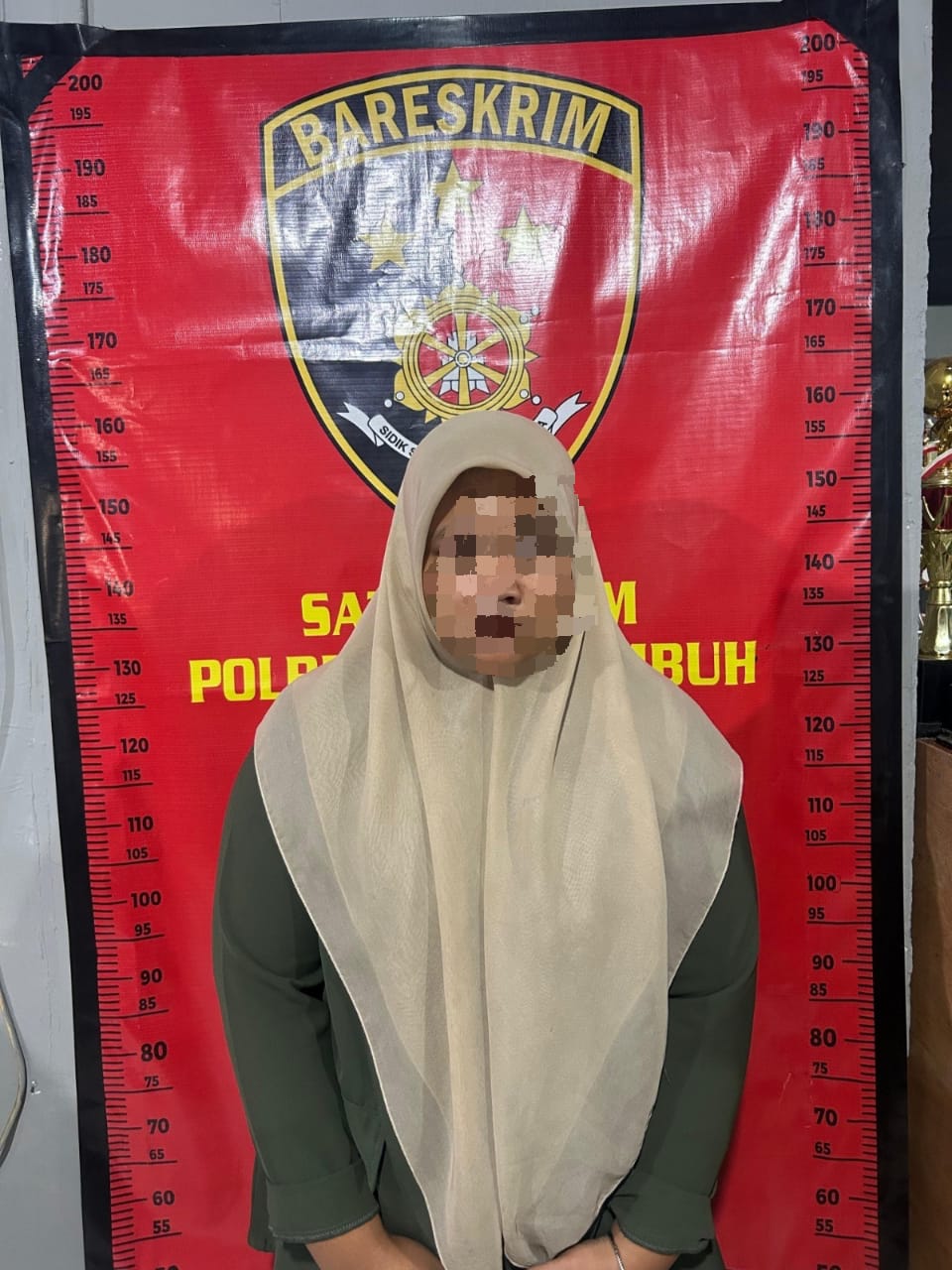 MENGAKU: Mahasiswi diduga pelaku pencurian di toko pakaian di Kelurahan Labuhsilang saat diamankan, Sabtu (20/9).