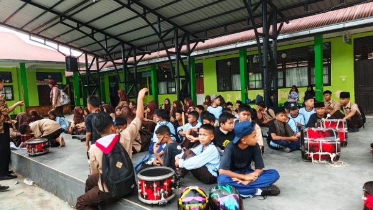 KOMPAK: Tim Marching Band SMPN 29 Padang terlihat saat menjalani latihan.(TIM LAMAN GURU)