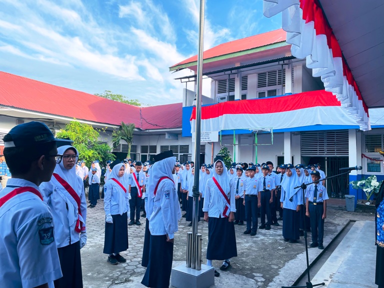 KHIDMAT: Siswa SMPN 39 Padang ketika menjalani upacara bendera di lingkungan sekolah mereka.(TIM LAMAN GURU)