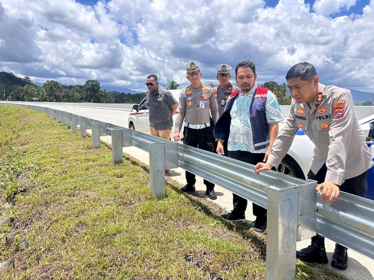 PENGECEKAN: Kapolres AKBP Ahmad Faisol Amir turun langsung ke Tol Padang- Sicincin bersama jajarannya terkait laporan pencurian pengaman tol dan tindakan pelemparan batu pada kendaraan, baru-baru ini.