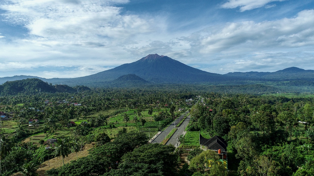 Jalur pendakian baru Gunung Kerinci via Solok Selatan resmi dibuka. Akses lebih cepat, panorama indah, dorong ekonomi lokal, tetap jaga kelestarian alam.