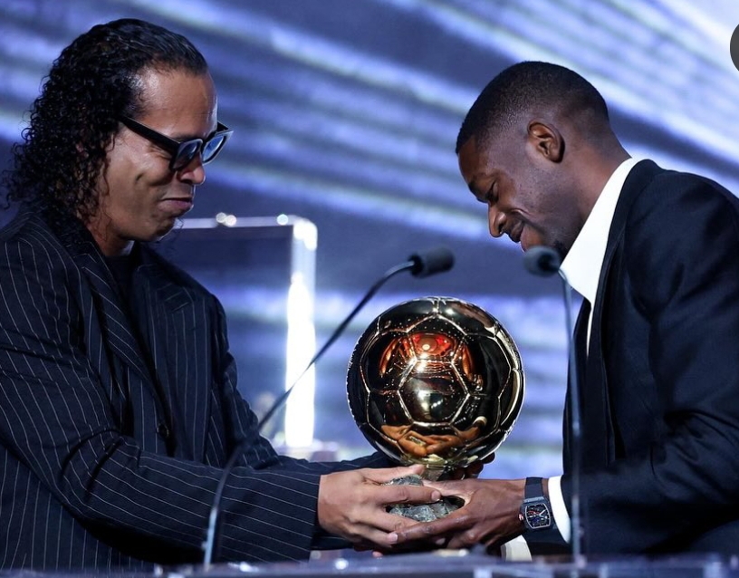 Momen bersejarah Ousmane Demb&eacute;l&eacute; saat menerima Ballon d&rsquo;Or 2025 setelah musim emas bersama PSG. (Foto: Instagram @o.dembele7)