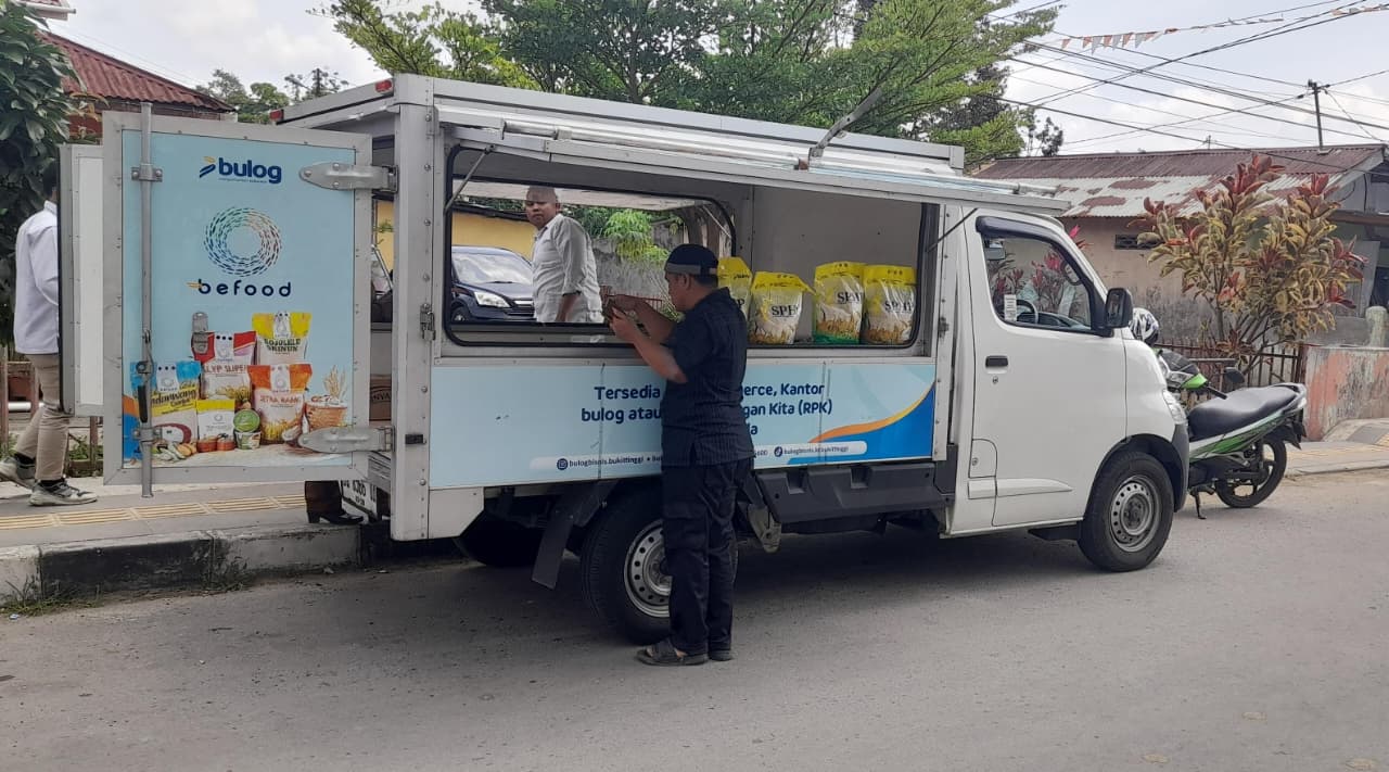 Stok bahan pokok yang akan dijual di pasar murah di Kelurahan Bukik Apik Puhun, Kecamatan Guguakpanjang Kota Bukittinggi, Senin (22/9).