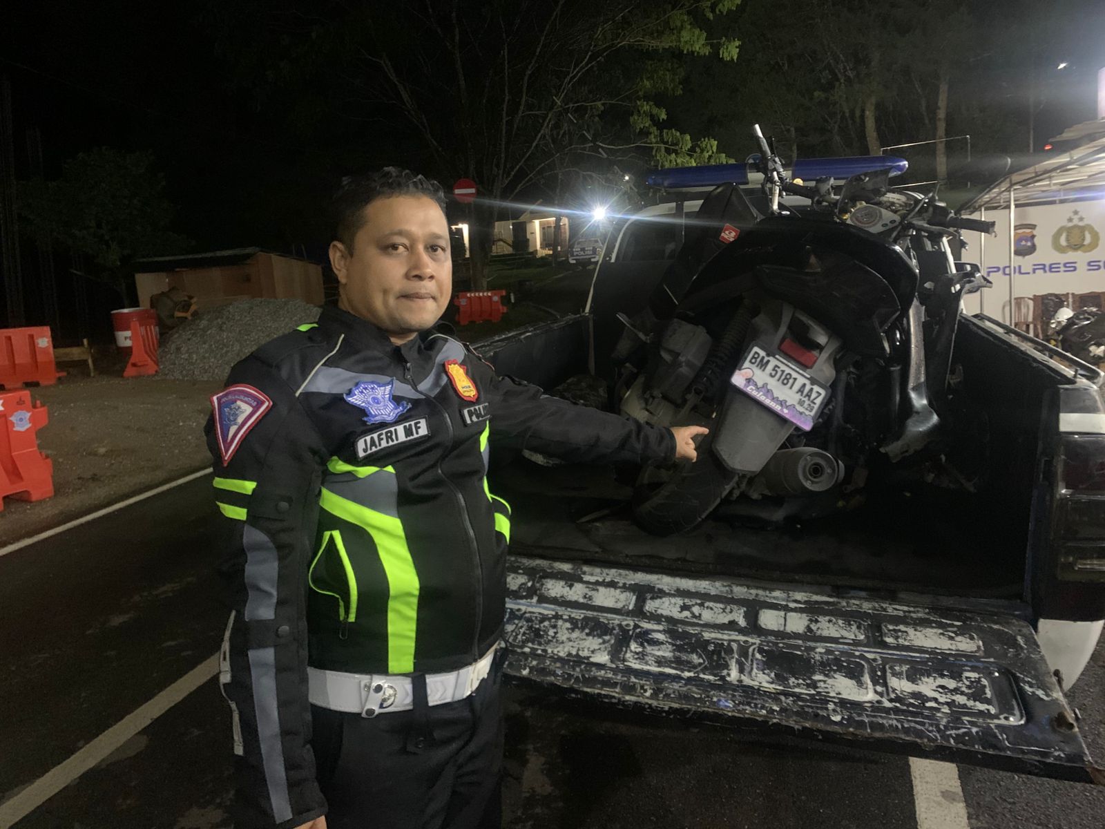 Personel Unit Gakkum Satlantas Polres Solok saat mengamankan barang bukti berupa sepeda motor yang terlibat kecelakaan di Lubuk Selasih, Kabupaten Solok, Senin malam (22/9/2025). (Satlantas&nbsp;Polres&nbsp;Sol