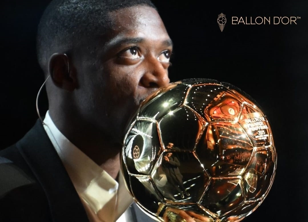 PEMAIN TERBAIK DUNIA: Wide attacker Paris Saint-Germain Ousmane Dembele memamerkan trofi Ballon d&rsquo;Or 2025 di Theatre du Chatelet, Paris, kemarin (23/9).
