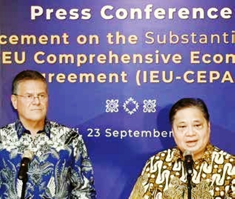 KESEPAKATAN: Menko Bidang Perekonomian Airlangga Hartarto (kanan) bersama Komisioner Perdagangan dan Keamanan Ekonomi Komisi Eropa Maros Sefcovic di Badung, Bali, kemarin (23/9).