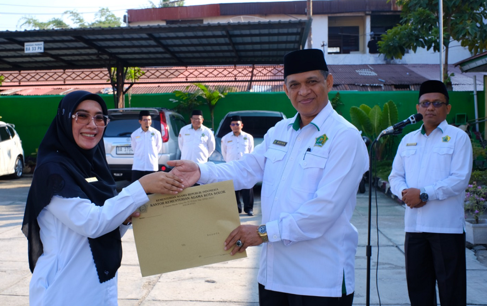 REWARD: Salah seorang ASN di lingkungan Kemenag Kota Solok menerima Penganugerahan ASN Teladan Tingkat Kota Tahun 2025.