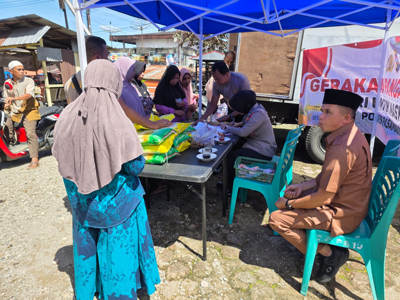 Personel Polda Sumbar menyalurkan beras SPHP di salah satu lokasi di Kota Padang, baru-baru ini.
