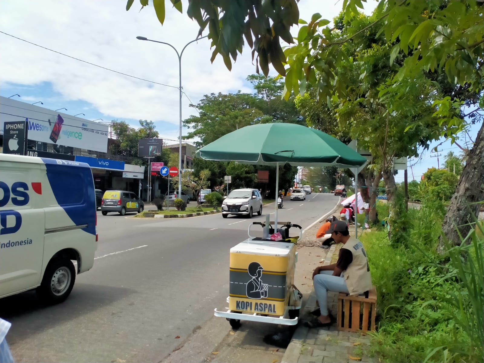 Rahmat (23), pemuda yang setiap hari meracik kopi di balik gerobak sederhana di sudut jalan yang ramai.