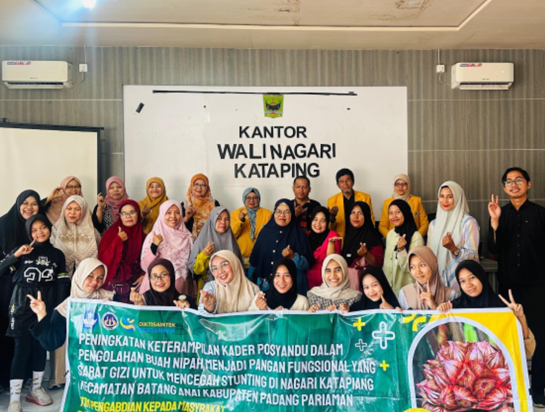 Tim PKM Departemen Kimia UNP yang mendampingi kader Posyandu dalam mengolah buah nipah menjadi pangan fungsional kaya gizi di Nagari Katapiang, Padangpariaman. (Foto: IST)