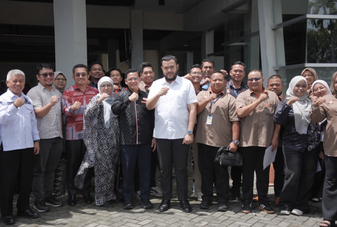 Wali Kota Padang Fadly Amran bersama rombongan Majlis Belia Felda Malaysia di Rumah Makan Sederhana, 24 September 2025. (Foto: Prokopim)