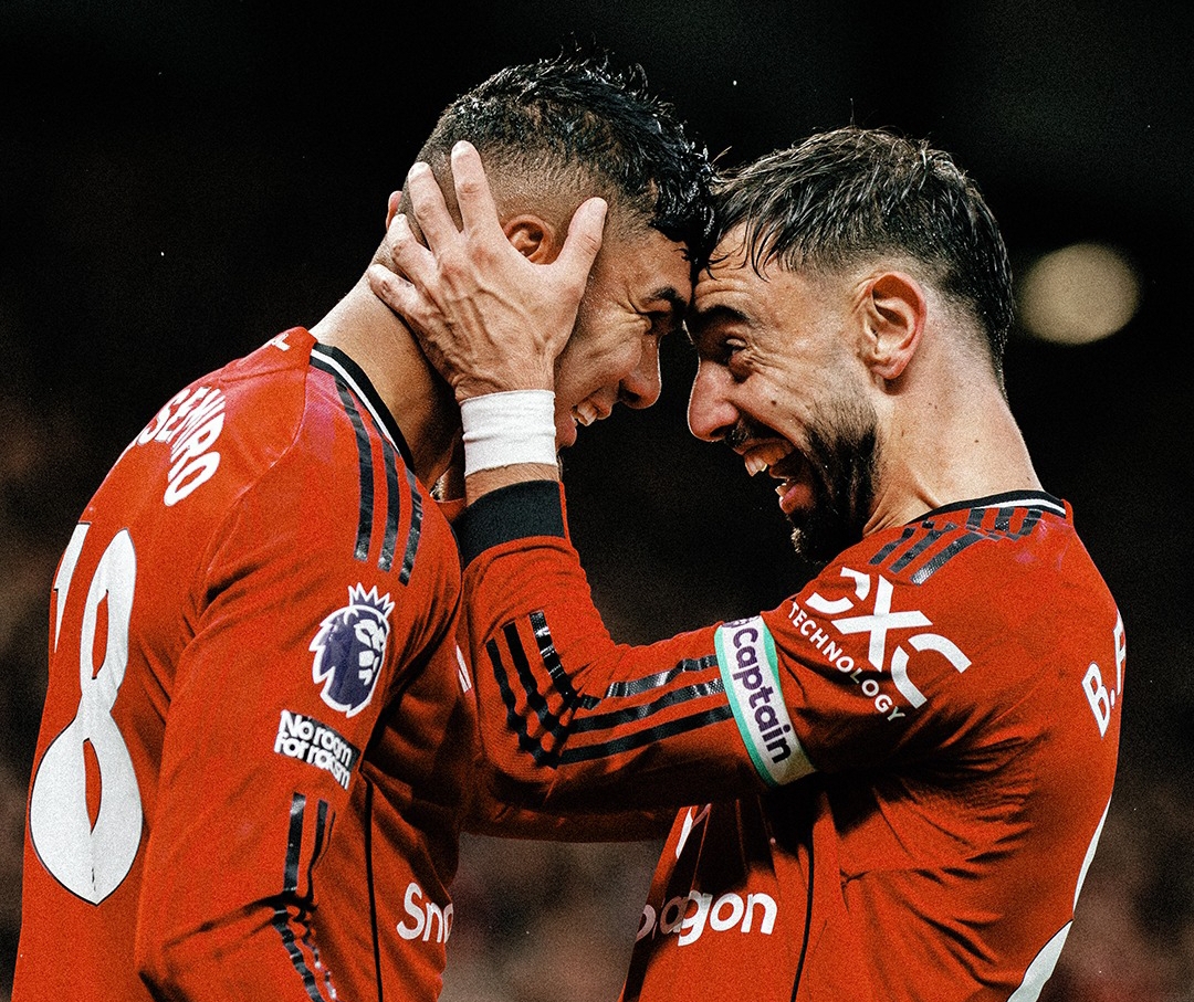 Casemiro dan Bruno Fernandes merayakan gol penting MU saat menghadapi Chelsea di Old Trafford, Liga Inggris 2025. (Foto: Instagram Manchester United)