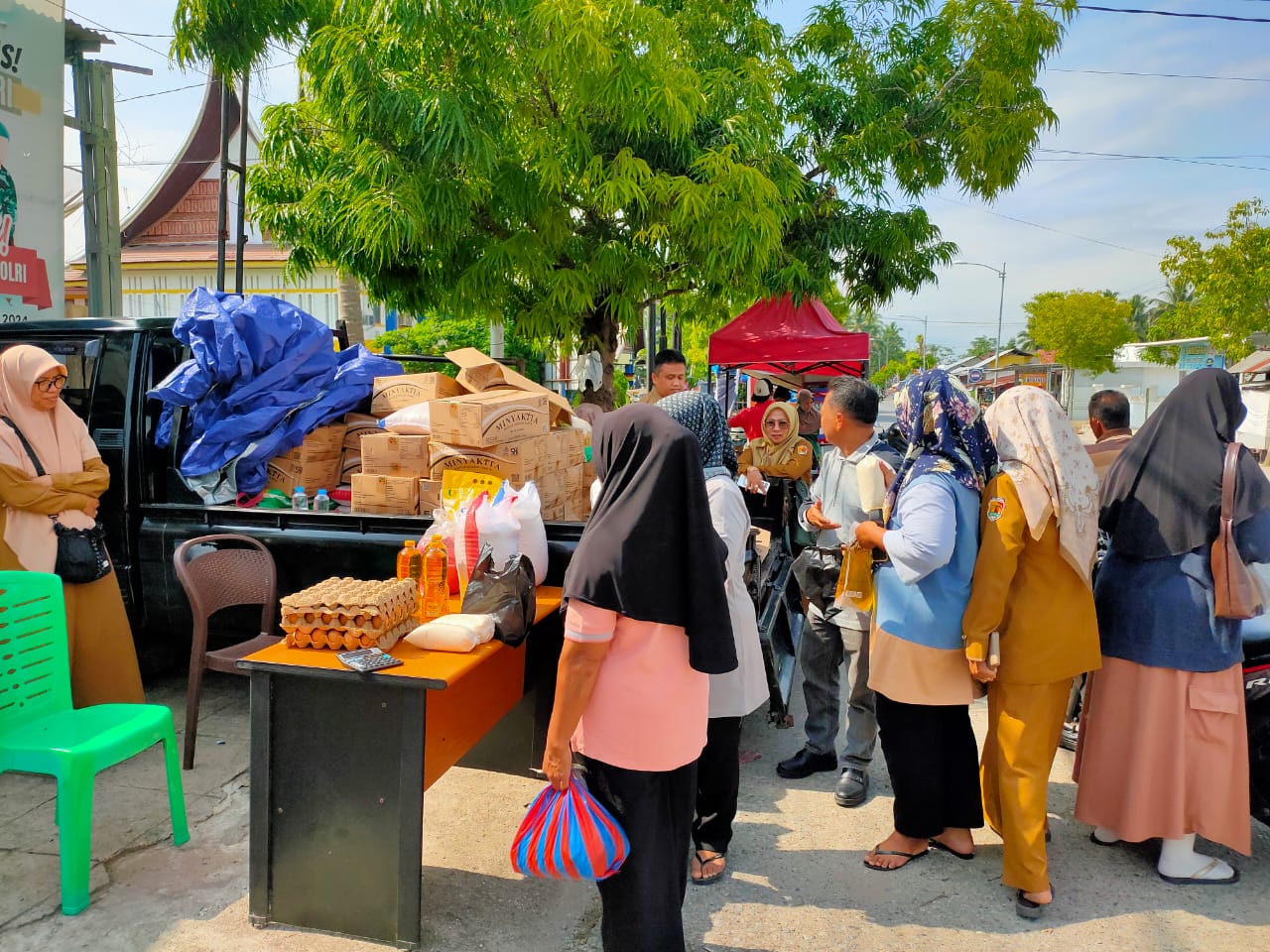Warga Kota Solok menyerbu pasar murah digelar di Kantor Lurah Nan Balimo, Kecamatan Tanjungharapan, Kota Solok, Selasa (23/9).