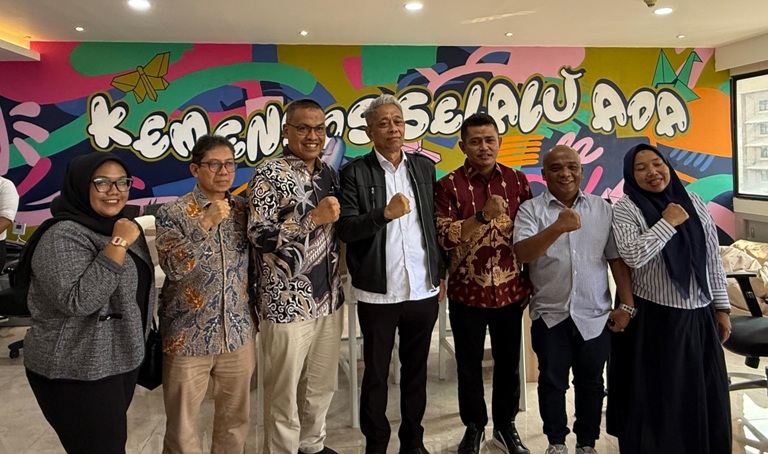 SAMPAIKAN USULAN: Bupati Solok, Jon Firman Pandu saat melakukan pertemuan dengan Wamensos.