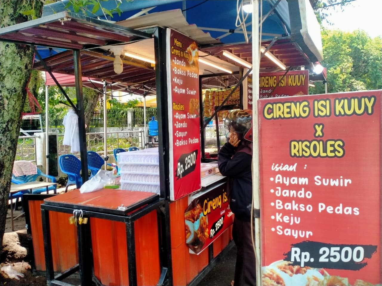 Camilan cireng isi dan risoles seharga Rp2.500 di GOR Agus Salim Padang.