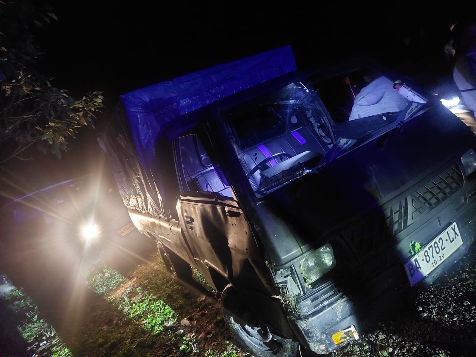 Kecelakaan tunggal pikap Mitsubishi L300 di Jalan Binuang, Agam. Sopir selamat hanya luka ringan, mobil alami kerusakan ringan.