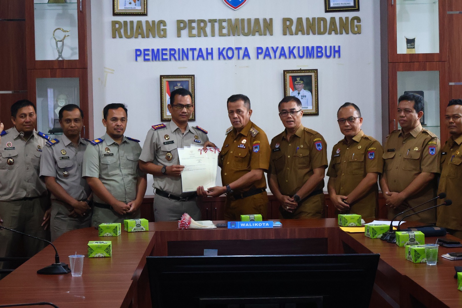 PERCEPATAN PENERTIBAN: Wakil Wali Kota Payakumbuh Elzadaswarman menerima penyerahan sertifikat aset daerah dari Kepala BPN Payakumbuh, Hardi Yuhendri, dalam rapat koordinasi di Ruang Randang.