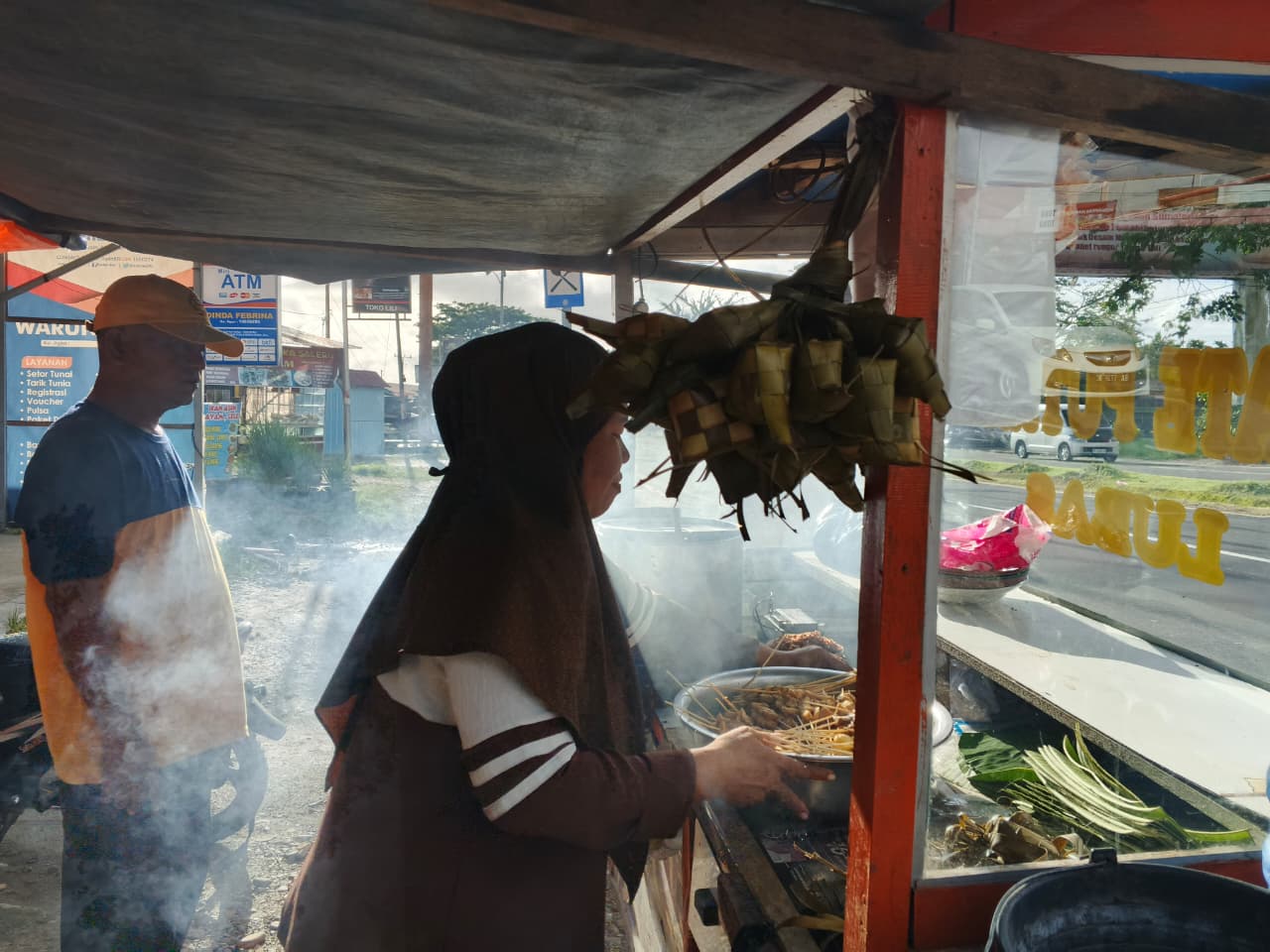 Warung sate Eti Martini sudah lebih dari dua dekade menjadi persinggahan warga sekitar, pekerja, hingga tamu dari bandara yang melintas.