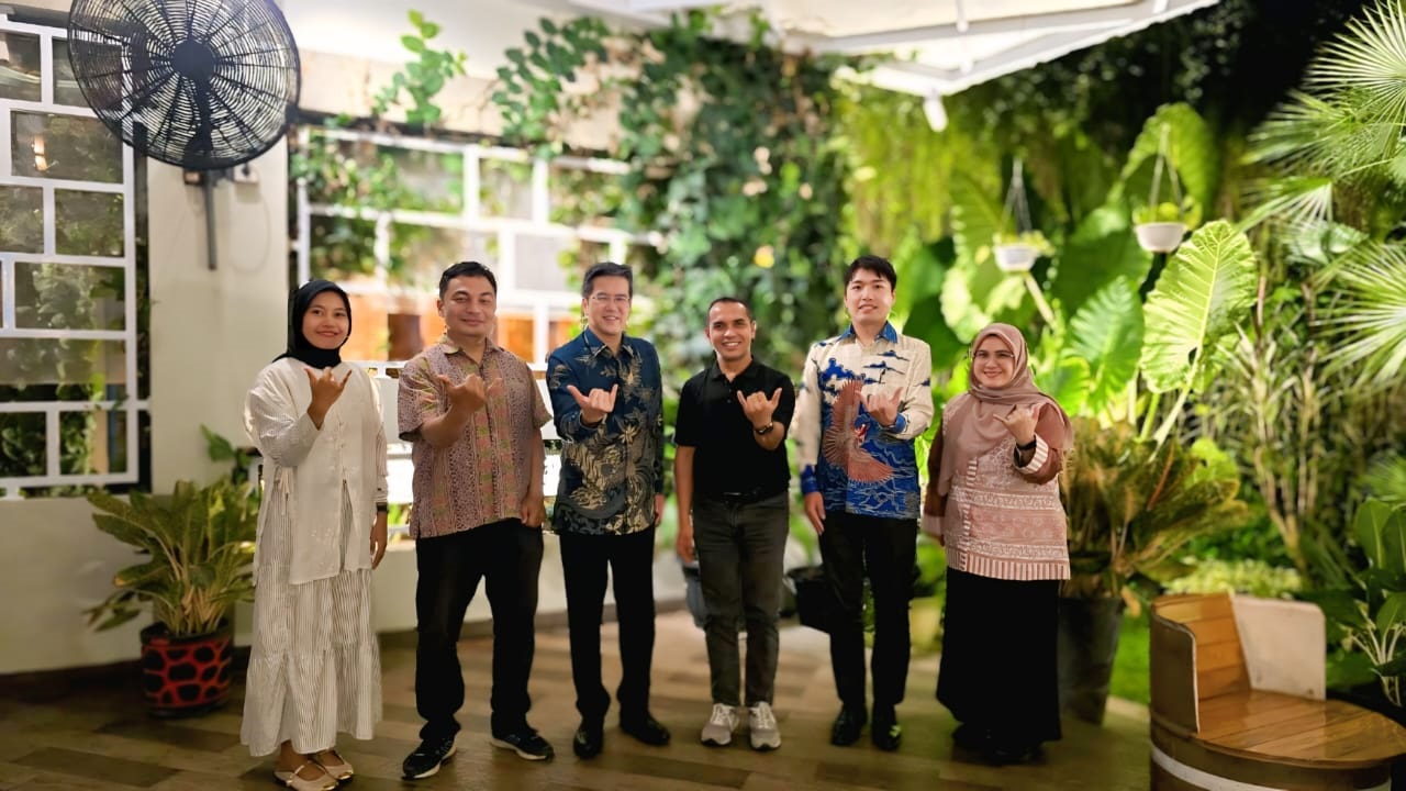 BERSINERGI: Dirut Padang Ekspres Mhd Nazir Fahmi beserta jajaran bersama Konsul Jenderal Jepang di Medan Furugori Toru di Kota Padang, tadi malam (24/9).