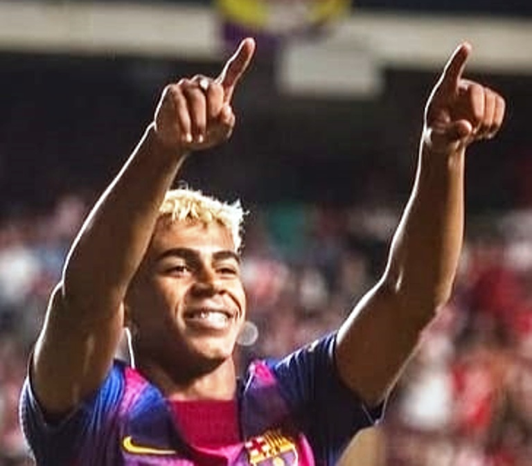 CARI PELAMPIASAN: Wide Attacker FC Barcelona Lamine Yamal.