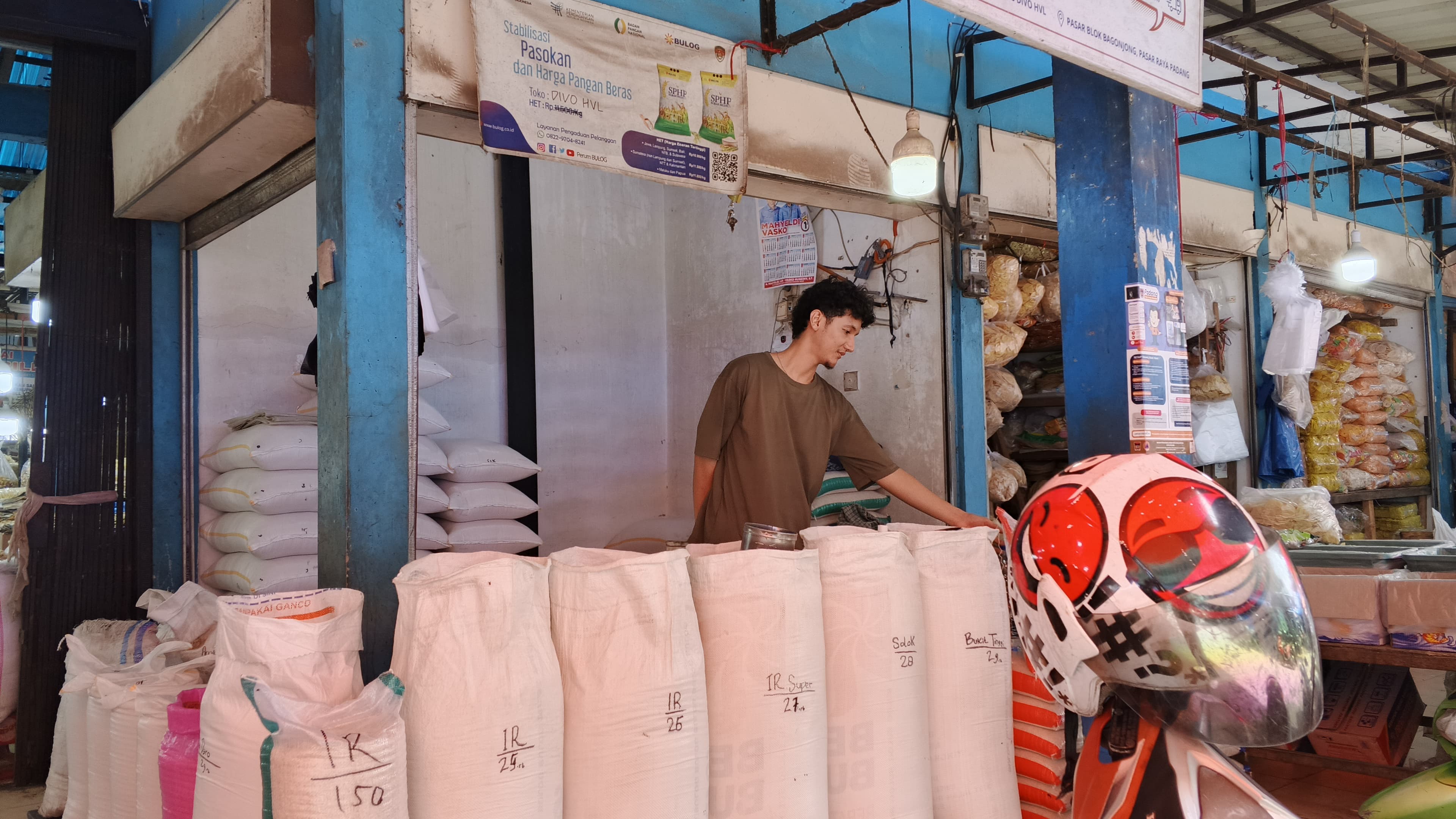 Salah seorang pedagang beras di Pasar Raya Padang sedang menunggu pembeli, kemarin.