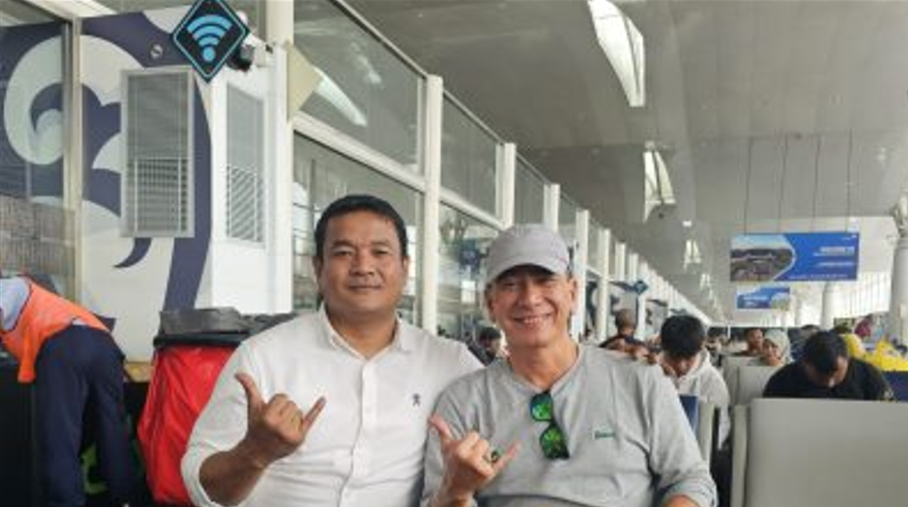 Ketua Umum Perbakin Sumbar, Kombes Pol (Purn) Johni Soeroto (kanan) menyatakan dukungan terhadap Tommy Irawan Sandra (kiri) sebagai calon Ketua Umum KONI Sumbar, Rabu (24/9).
