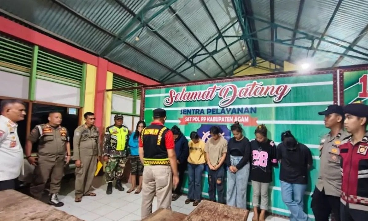 PEKAT: Delapan wanita yang diduga sebagai artis sawer terjaring razia dan menjalani pemeriksaan di Mako Satpol PP Agam, Selasa (23/9) malam.
