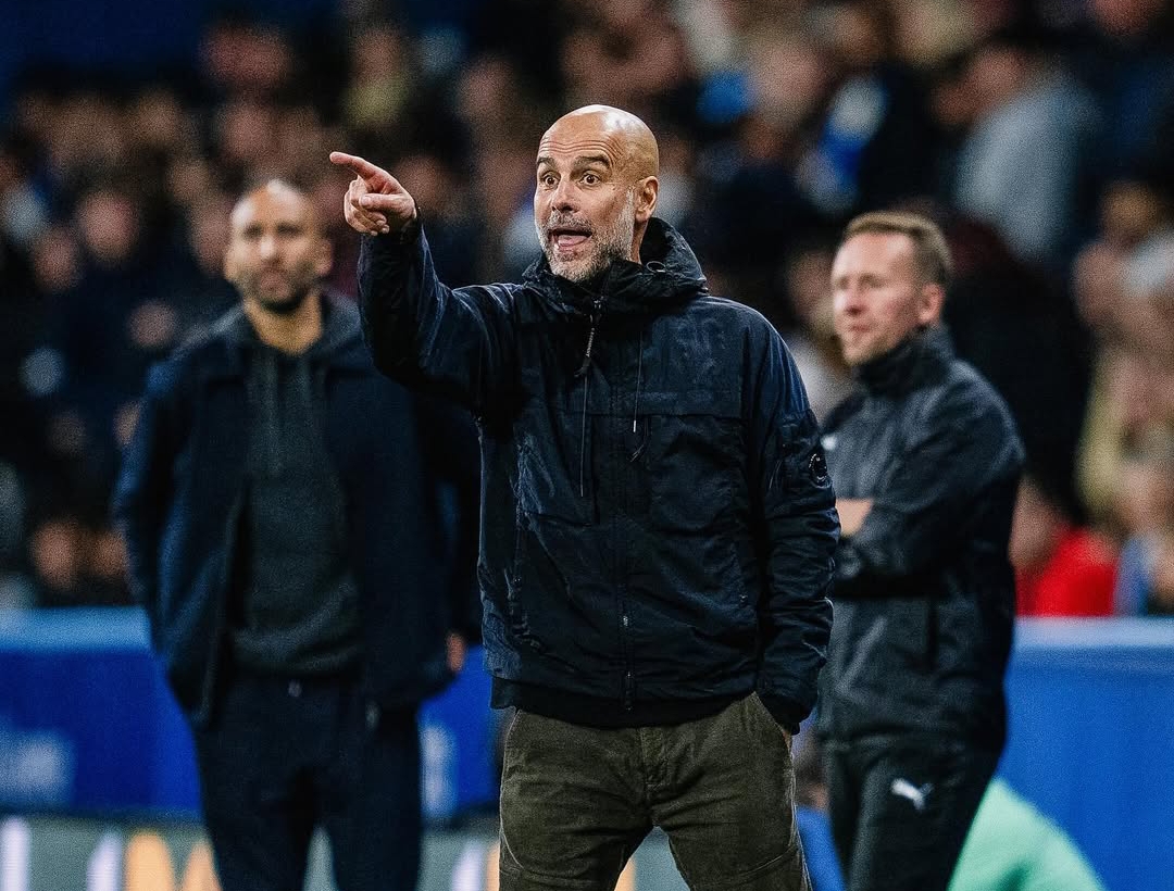 Pep Guardiola saat memberikan instruksi pada laga Carabao Cup antara Manchester City vs Huddersfield. (Foto: Manchester City)